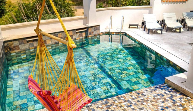 Villa with private Pool & garden. 800 m from Beach