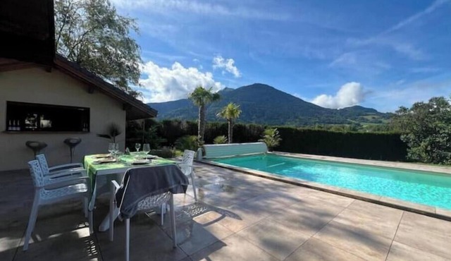 Villa with private pool and mountain views between Geneva and Chamonix