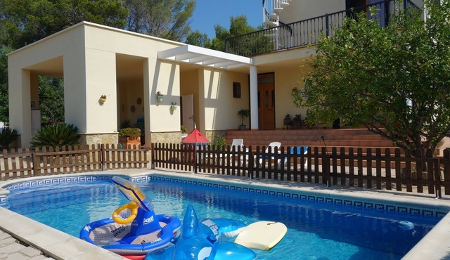 Villa with private protected pool, 200 m from the beach, air conditioning