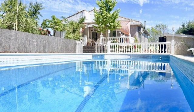 Villa with private pool, large garden and leisure activities, 20 min from Madrid