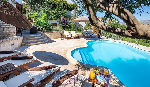 Villa with privat heated Pool and Sea View, garden, BBQ house.