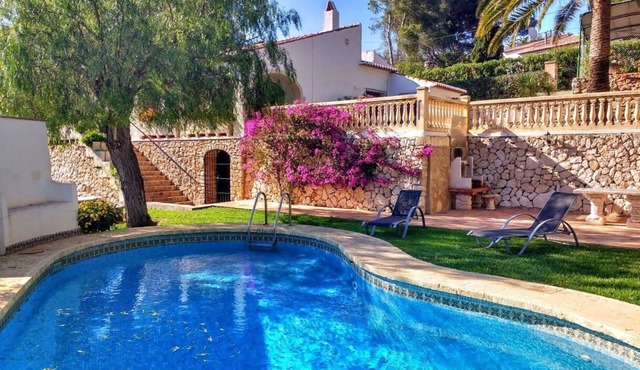 Villa with private garden and swimming pool in El Tosalet urbanization.