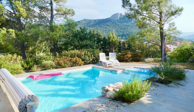 Villa with private pool and panoramic views of the mountains and the village