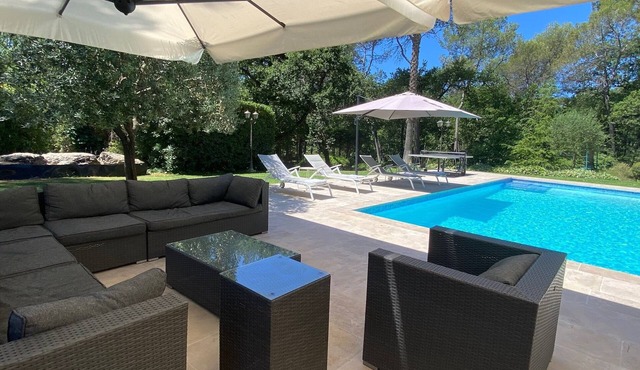 Villa with private heated pool in a lovely domain, air-conditioning, next golf course.