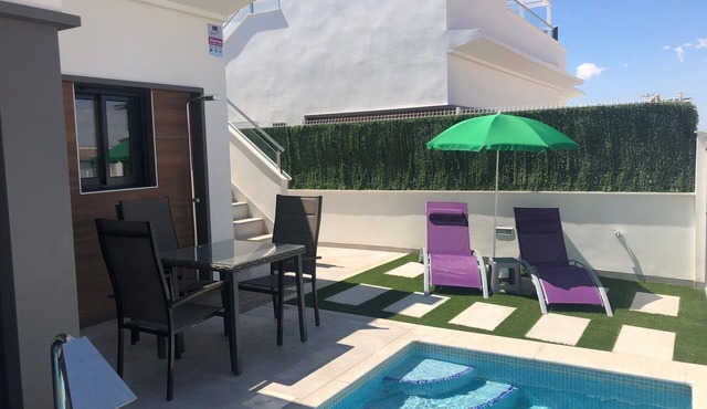 Villa with private heated pool, free wifi, solarium & baby mat