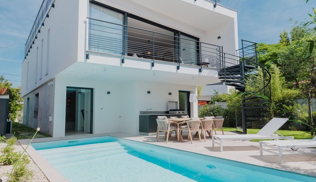 Villa with private heated pool by the sea in Royan