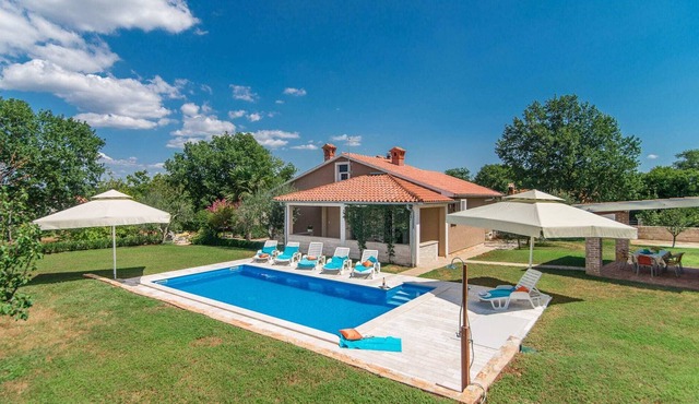 Villa with private pool, large garden and BBQ in quiet village