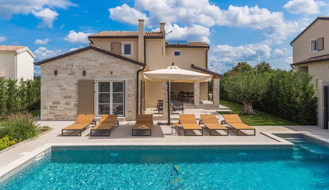 Villa with private hydro massage salt water pool close to beach