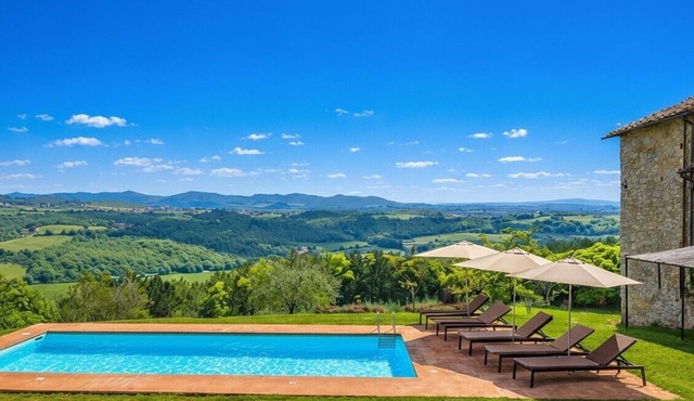 Villa with private pool on 25 acres in the heart of Chianti, close to Siena in Pievasciata