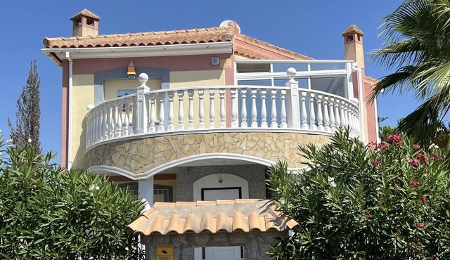 Villa with private pool with salt water and sea view