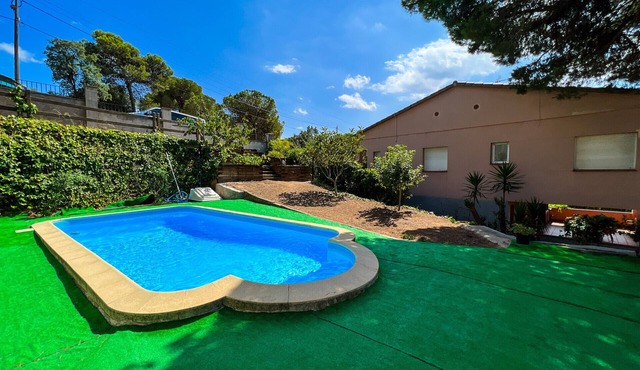 Villa with private pool, wifi, barbecue, outdoor dining area. capacity 9 pax. Vivalidays Gala.