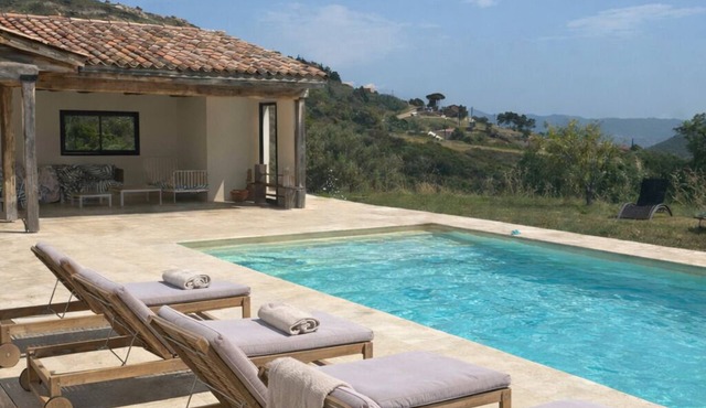 Villa with private pool between sea and mountains, quiet setting