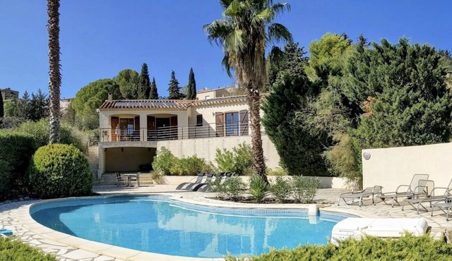 Villa with private pool and vineyard views