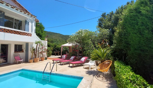 Villa with private pool . Seaside and countryside. Beach 10 min walk.