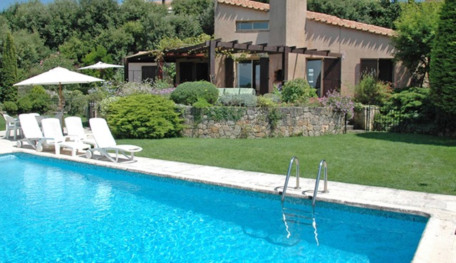 Villa with private pool, 10 km from the sea
