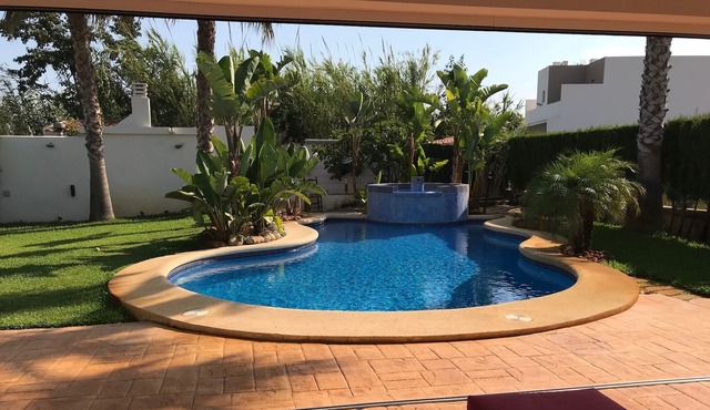 villa with private pool 200 meters from the sandy beach