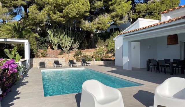 Villa with private pool , a beautiful mature garden, overlooking the golf course