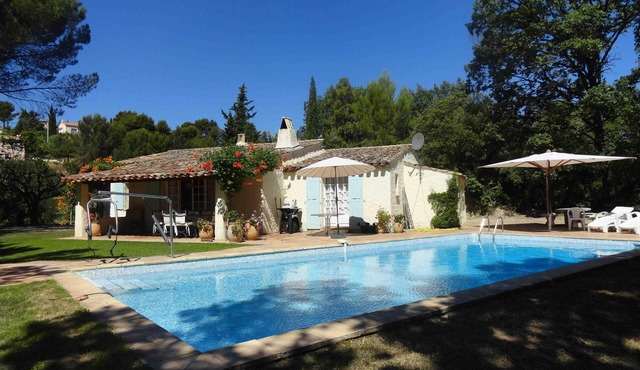 Villa with private pool in peaceful setting near the centre of Flayosc