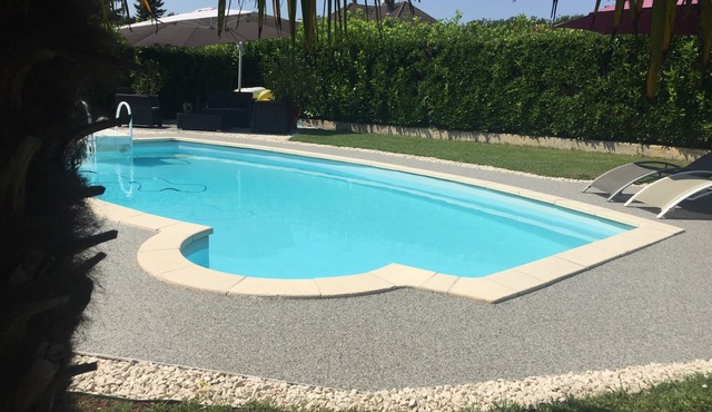 Villa with private pool in Moirans, near mountains and lakes, sleeps 4