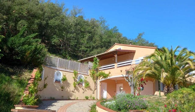 Villa with private pool in a quiet location with mountain views 5 min from Ceret