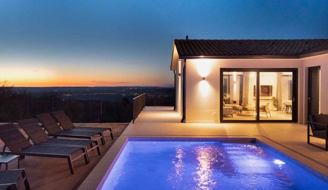 Villa with private pool, sauna and gym