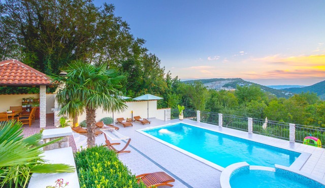 Villa with private pool in green oasis, only 3 km from the sea