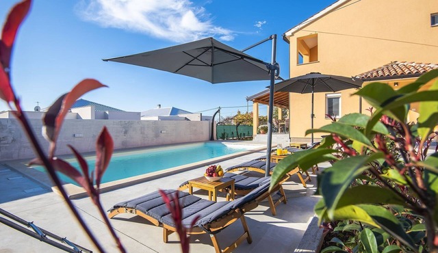 Villa with private pool, playground, WiFi, air conditioning, BBQ
