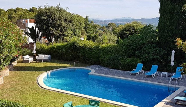 Villa With Private Pool Set In Private Grounds