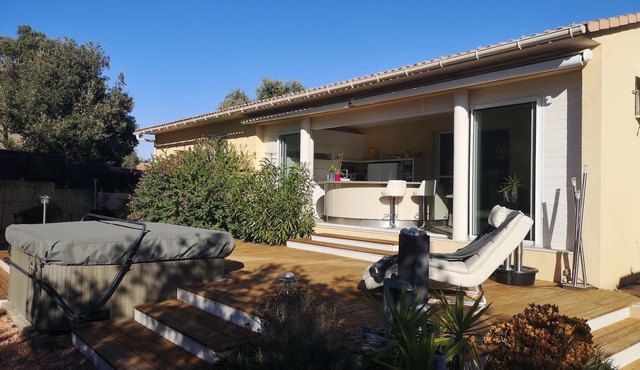 Villa with private staircase feet in the water Solenzara area