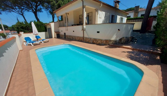 Villa with private swimming pool, free wifi, between sea and forest.