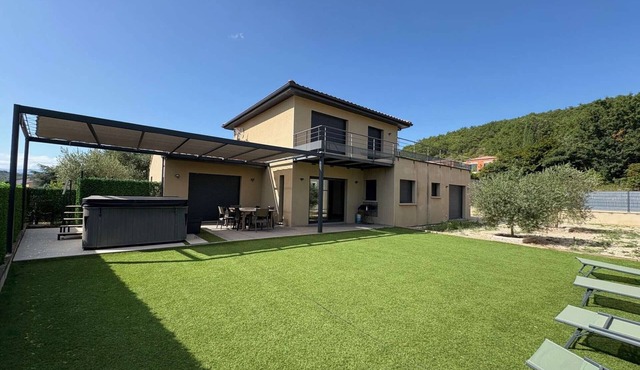 Villa with Private Swim Spa and 4 Suites, Close to Town