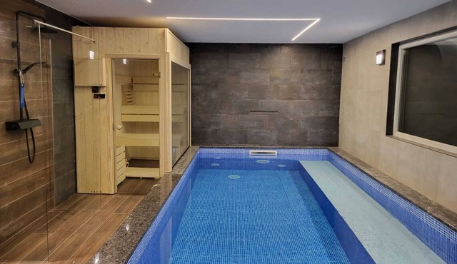 Villa with river view with indoor pool and sauna, jacuzzi, fireplace, barbecue