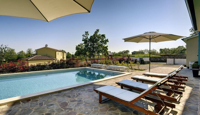 Villa with Sauna and bubble bath in Žminj