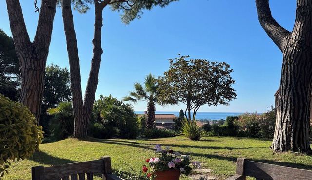 Villa with sea view, swimming pool, tennis in a charming family estate! :)