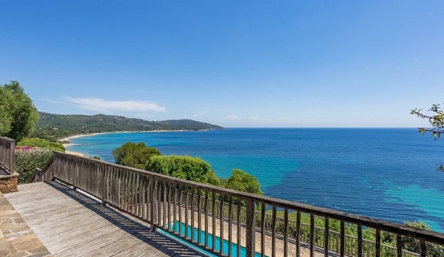 Villa with sea view and pool and access to the beach