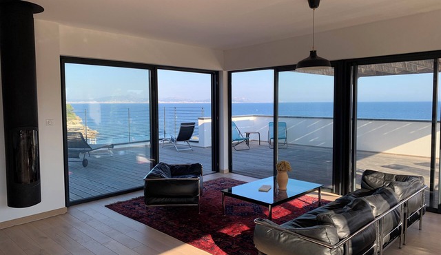 Villa with sea view, feet in the water