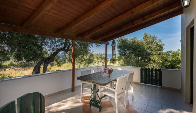 Villa with sea view, pool and Breakfast included