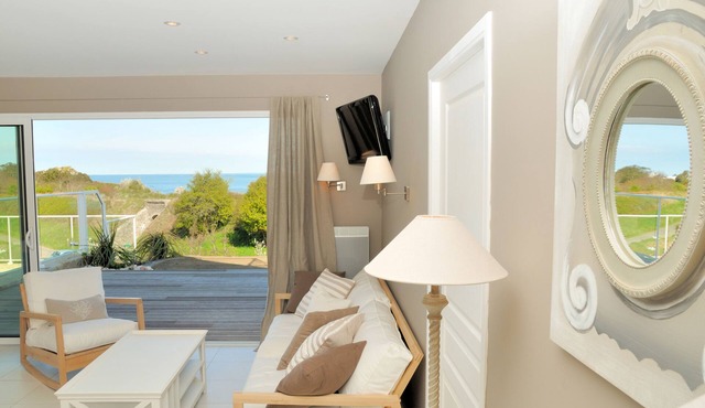 Villa with sea view and heated pool (in season)