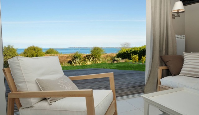 Villa With Sea View And Heated Pool