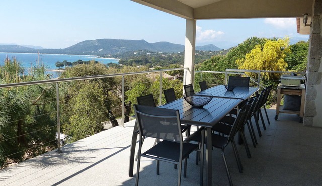 Villa with sea view and heated swimming pool in a quiet area and not overlooked