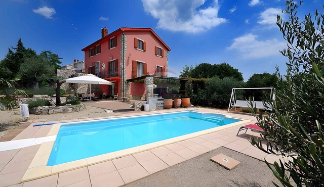 Villa with sea view and pool
