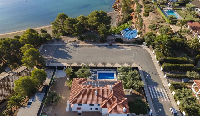 Villa with sea views and private pool at the beachfront