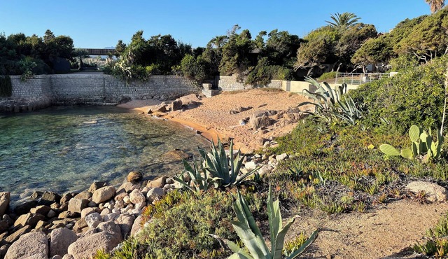 Villa with seafront garden, rare location