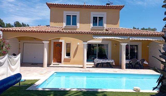 Villa with secure pool by the sea in a very quiet cul-de-sac