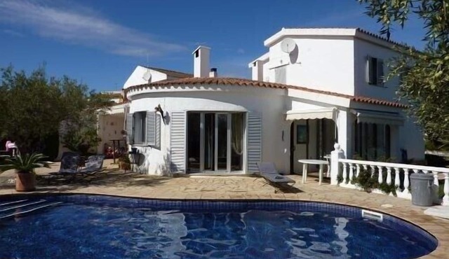 Villa with solar heated pool for 8 persons 200m from the sea