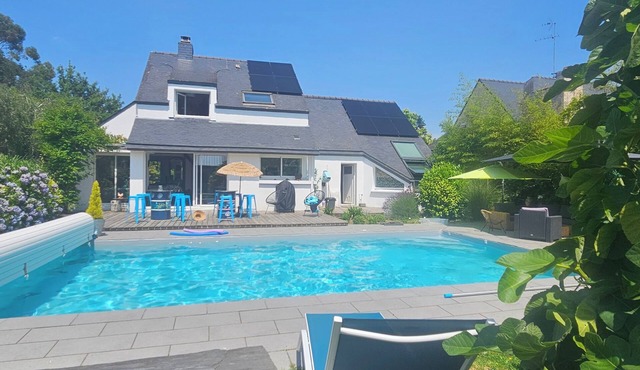 Villa with south-facing swimming pool, a haven of peace on the outskirts of Vannes and the Gulf.