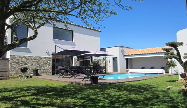 Villa with spa and heated pool near beach