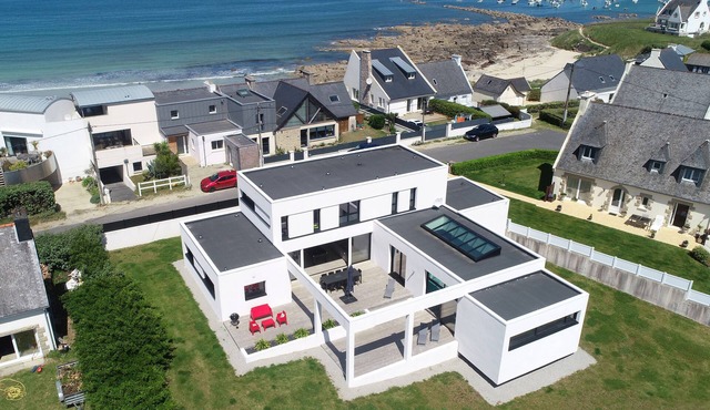 Villa with spa and large indoor pool, sea view, 50 metres from the beach