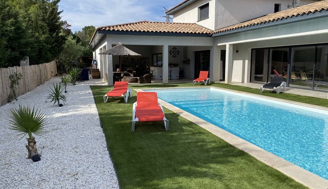 Villa with spa pool petanque court