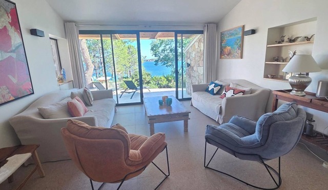 VILLA, WITH SPLENDID SEA VIEWS, FEET IN THE WATER